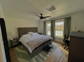 Long Term, Blackout Curtain, 2 Monitor, King Bed Room in 2 BR Home